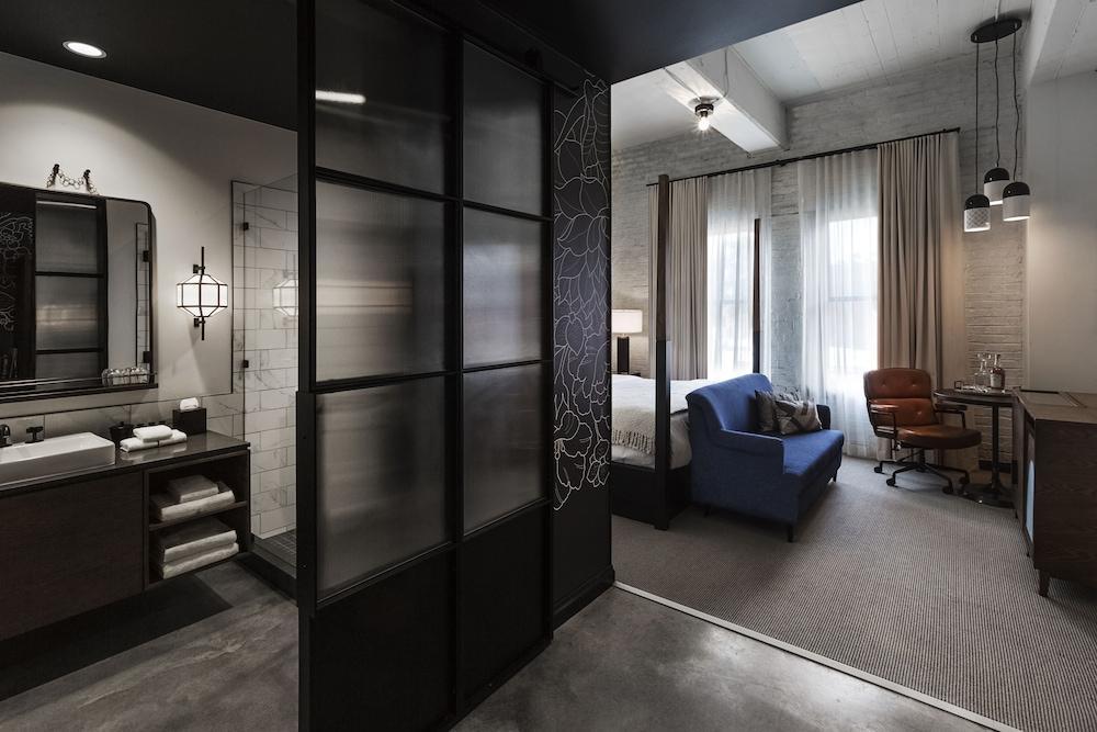 Hotel Crossroads 4*